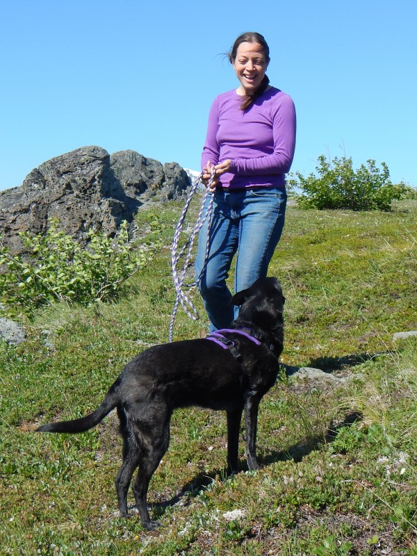 Grisha Stewart using her BAT leash Skills with Peanut